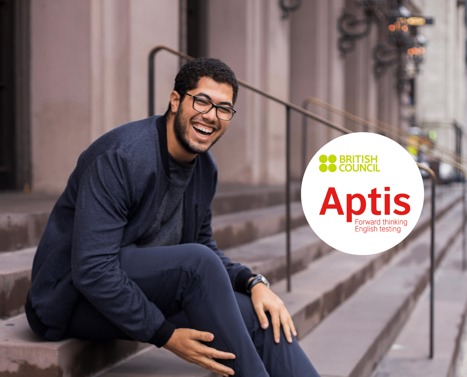 Hombre joven con certificado que de inglés Aptis que le permite aplicar a cualquier oferta de trabajo, clases de inglés online en The Bridge Academia de Inglés,en Arturo Soria, Madrid