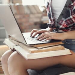 alumna perfeccionando ingles recursos online