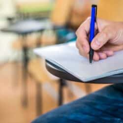hombre escribiendo papel