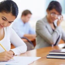 estudiante concentrada examen ingles