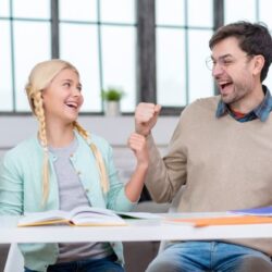 maestro y joven estudiante de ingles felices en clase