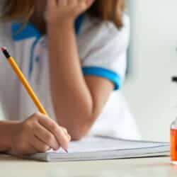 chica joven estudiando para el examen