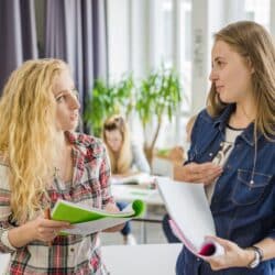 jóvenes estudiantes comunicándose