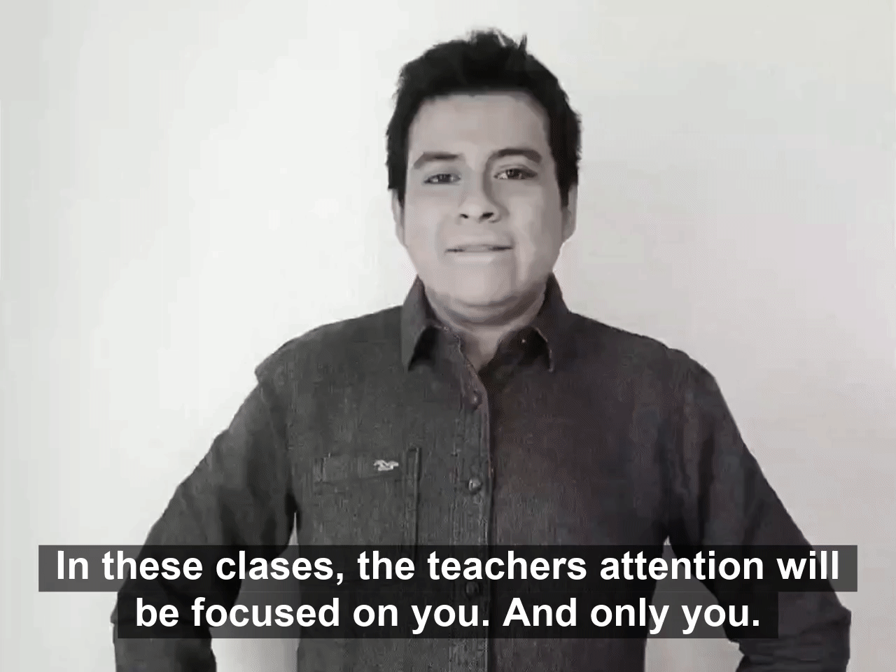 Clases de inglés en Madrid. En esta imagen se observa uno de los profesores de The Bridge hablando sobre su experiencia con sus alumnos